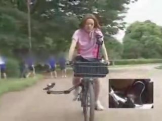 Japans sweetheart masturbated terwijl rijden een specially modified volwassen film bike!
