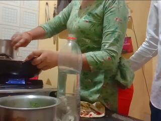 Indiai swell feleség kapott szar míg cooking -ban konyha | xhamster
