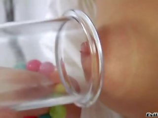Cosette ibarra bé làm cho vui thích cô ấy nipplele với lolly pop