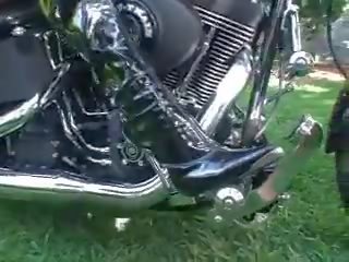 2 gadis revving motorcycle di pelayan hotel, gratis dewasa klip ee