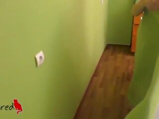 Ona byl dělá repairs a dostal a sudden