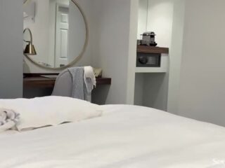 Žingsnis mama ir sūnus dalintis a lova į a viešbutis kambarys