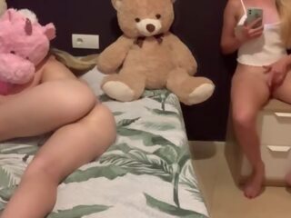 Adolescente se toca la tupp con su hermanastra al lado