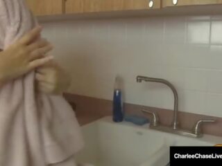 Besar titty wanita dengan pria lebih muda charlee mengejar washes rambut & menyebalkan sebuah cock&quest;
