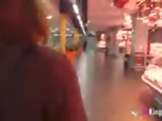 Nga the dyqan në qirje latine është i lodhur i të saj punë dhe