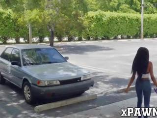 Съблазнителен мулатки момиче с голям свирки чука а pawnbroker