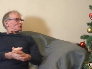不错 老 男人 乱搞 紧 青少年 的阴户 和 cums