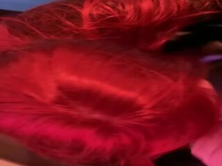 Allettante rossa crossdresser in leggings succhiare pene parte 1