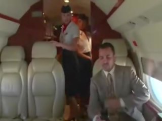Oversexed stewardesses चूसना उनके clients कठिन manhood पर the विमान