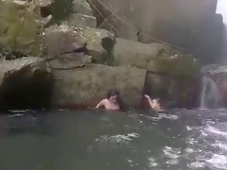Sedusive लड़कियों होने स्नान आउटडोर, फ्री पॉर्न 6d