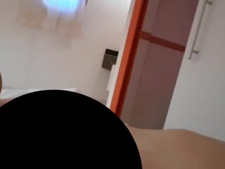 Mažai išgalvotas moteris susieta į viršų į as motelis