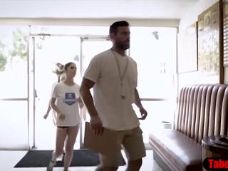 เล็ก วัยรุ่น หญิง โหม และ fucks เธอ ผู้ฝึกสอน