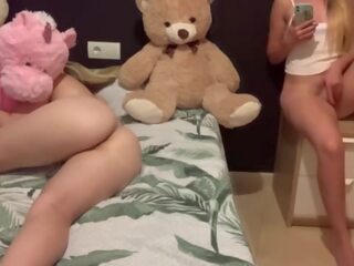Adolescente se toca ла вагина con су hermanastra al lado