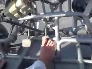 Personable bionda biscotto con abbronzato corpo in posa su barca in bikini