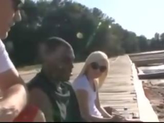 Swell blondýna fucked podľa býk na loď.