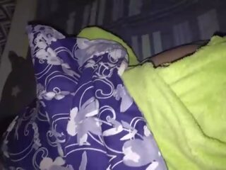 Encuentro a la mama de mi mejor amigo en su habitacion
