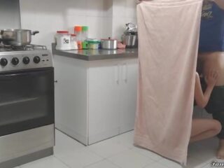 我 follo 一 mi prima en 啦 cocina pero mi 蒂亞 nos descubre pero como es 普田 我 似曾相識 闕 啦 siga follando al lado 德 ella