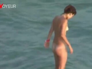 شاطئ voyeur&period; هي مطلوب إلى swallow&comma; لكن حصلت فقط هيئة cumshot&period; جدا متفوق زوجان شاطئ sex&excl;