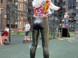 ブロンド strumpet ある 表示 彼女の レザー レギンス 尻 で 公共!