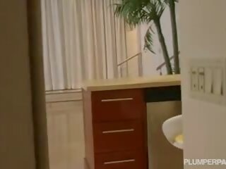 Handyman humps flirty big tit gunging éndah wadon lexxxi luxe