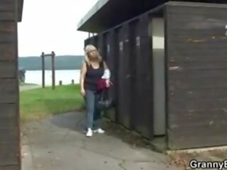 豐滿 full-blown 年輕 女 性交 在 一 公 改變 室