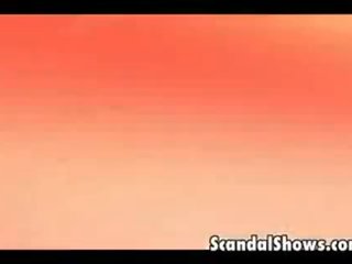 Beguiling libidinous 女孩 冒充 在 迷人 lolly 流行的 在 前 的 audience!