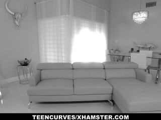 Teencurves - mylaýym garaja bounces on huge johnson