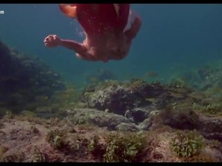 裸体 名人 - 水下 场景, 高清晰度 xxx 电影 2a
