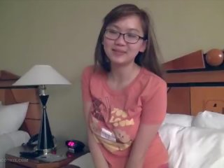 Cute hot asia diva fngers in kacamata