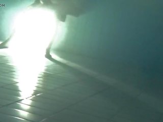 水下 臟 電影 在 該 水池 在 夜晚, 免費 xxx 電影 99