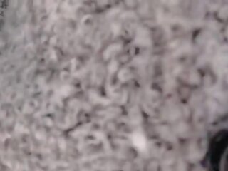 Ваш мама купити a новий sweater але перший впорскує на її руки в a магазин fitting кімната