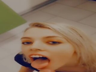 Väike noor blond perses ja imeda segatud black&sol;filipino hotty sisse öö klubi vannituba ja tehtud teda sperma sisse 5 minutes
