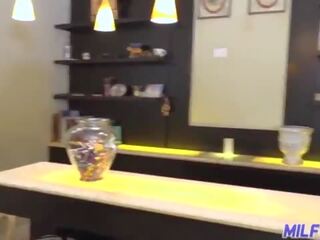 Milftrip sperma izsalcis mammīte bartender mixes vāvere sula ar dzimumloceklis