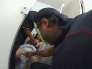 2 černoši grope a obtěžovat miláček na a záchod