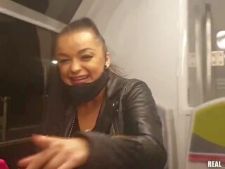 Une ukrainien touriste obtient baisée & gicle sur la train | xhamster