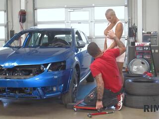 Rim4k. blasen, arschlecken und ficken im die garage von big-tittied blond