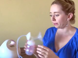 Homely جبهة مورو الأفلام كيف إلى مضخة حليب خارج من على حد سواء الثدي.