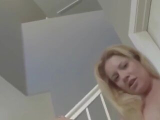 Yummy milf lisa je screwing ji privlačen rit s a dildo | sex