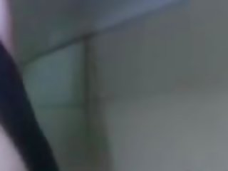 שלוש צעיר בנות לִדפּוֹק עם פורץ