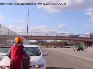Gibby ال مهرج الملاعين غض tee في atlanta’s معظم شعبي highway