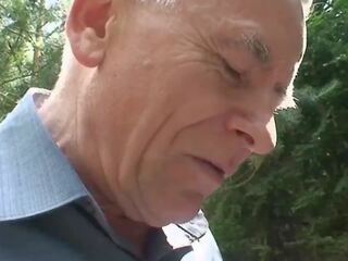 ঐ তরুণ বালিকা পূরণ একটি elderly বিবাহিত দম্পতি চোদা | xhamster