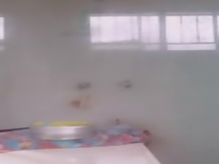 מַקסִים צעיר בריטי אמא שאני אוהב לדפוק showering לאחר מכן הצגה גוף את