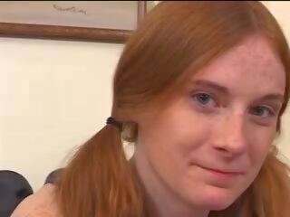 हज़्बेंड और वाइफ बकवास आकर्षक redheaded बेबीसिट्टर साथ छोटा टिट्स पर काउच
