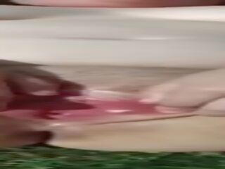 Hannah roh masturbuje na a park v the middle na the den