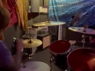 Felicity feline drumming në të saj lockout