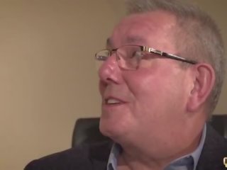 Tentant secrétaire jointures en hardcore plan a trois avec son patron et obtient profond chatte baise