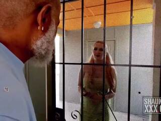 Audrey madison es perdió en la capó y luckily para su ella knocked en shaundamâs puerta