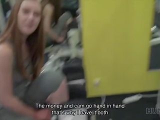 Hunt4k. młody slattern jest zahipnotyzowane przez banknotes tak dlaczego spready nogi