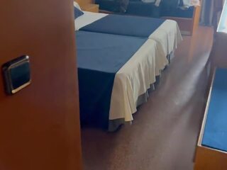 我 驚 該 清潔的 青少年 從 該 旅館 室 服務 和 她 helps 我 完 卡明 由 給 我 一 口交