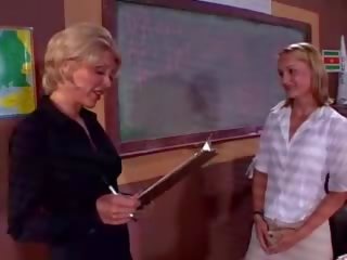 Middle-aged lesbietiškas mokytojas dulkina jaunas lassie į as klasė